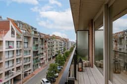 Beachfront Gem w/ Balcony & Family Friendly in - Image 4