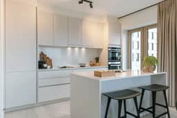 Coastal apartment w/ balcony & parking - Image 3