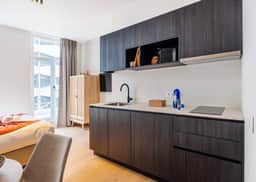 Bright studio retreat w/ workspace - Image 5