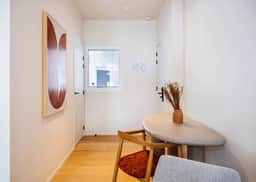 Bright studio retreat w/ workspace - Image 4