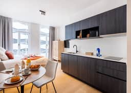 Bright studio retreat w/ workspace - Image 2