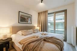 Waterfront apartment w/ balcony & parking - Image 3