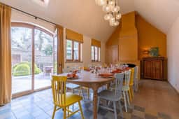 Spacious 5BR villa w/ Terrace & garden - Image 2