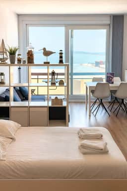 Waterfront retreat w/ beach access & balcony - Image 4