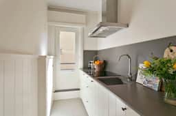 Cozy apartment w/ balcony & parking - Image 4