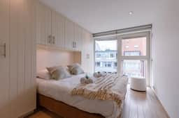 Bright 3BR retreat w/ kitchen & balcony - Image 3