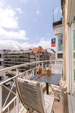Bright 3BR retreat w/ kitchen & balcony - Image 4
