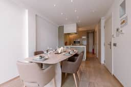 Bright 3BR retreat w/ kitchen & balcony - Image 2