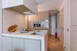Bright 3BR retreat w/ kitchen & balcony - Image 5