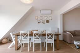 Coastal apartment w/ kitchen & workspace - Image 2