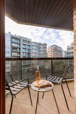 Beachside Apartment w/ Private Parking & Balcony - Image 5
