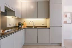 Beachside Apartment w/ Private Parking & Balcony - Image 4