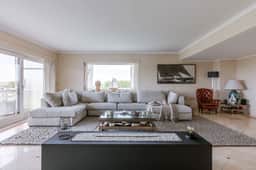 Waterfront retreat w/ pool & balcony - Image 2