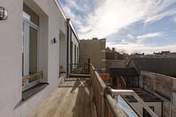 Charming apartment w/ garden & skyline views - Image 4