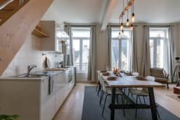 Charming apartment w/ garden & skyline views - Image 5