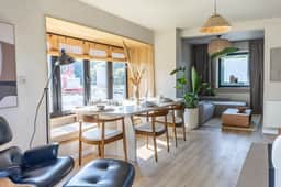Cozy apartment w/ balcony & workspace - Image 2