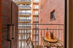 Bright 2BR retreat w/ kitchen & workspace - Image 5