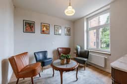 Charming retreat w/ workspace & TV - Image 4