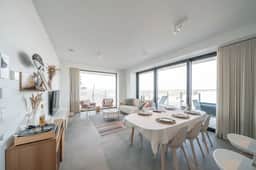 Beachside apartment w/ pool & gym access - Image 3
