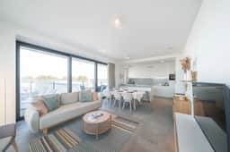 Beachside apartment w/ pool & gym access - Image 2