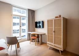 Light-filled studio w/ workspace - Image 5