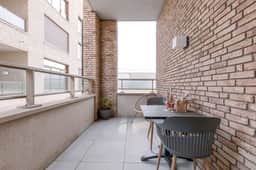 Coastal retreat w/ terrace & self check-in - Image 4