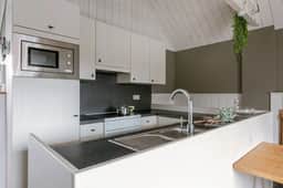 Coastal hideaway w/ full kitchen & terrace - Image 2