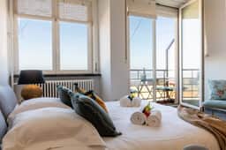 Waterfront studio w/ beach access & balcony - Image 4