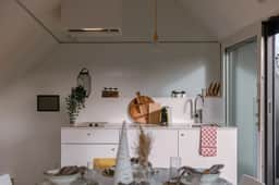 Bright 2BR apartment w/ balcony - Image 5