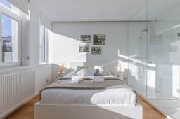 Bright 2BR apartment w/ balcony - Image 3