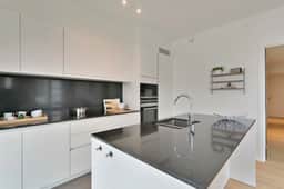Bright coastal retreat w/ kitchen & parking - Image 4