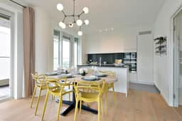Bright coastal retreat w/ kitchen & parking - Image 2