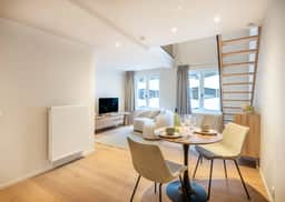 Light-filled duplex w/ workspace & TV - Image 2