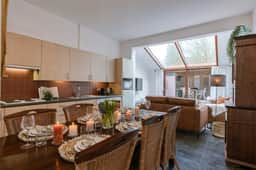 2-min to Markt: Central Townhouse w/ Courtyard - Image 5