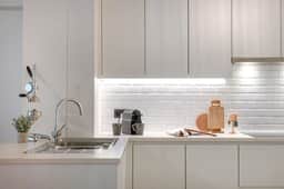 Bright 2BR w/ full kitchen near the coast - Image 4