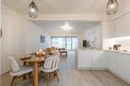 Bright 2BR w/ full kitchen near the coast - Image 2