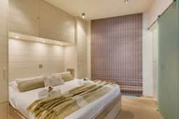 Seafront apt w/ open sea views, steps to beach - Image 3