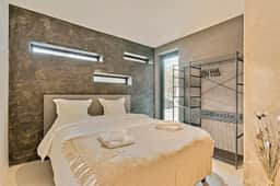 Stylish apartment w/ backyard & private entrance - Image 3