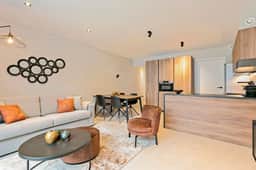 Stylish apartment w/ backyard & private entrance - Image 5