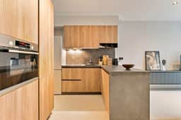 Stylish apartment w/ backyard & private entrance - Image 2