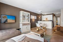 Stylish renovated 2-bedroom apartment in with garage - Image 4