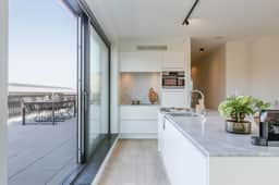 Bright 2BR apartment w/ balcony & private entrance - Image 4
