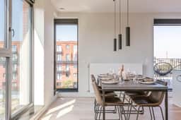Bright 2BR apartment w/ balcony & private entrance - Image 2