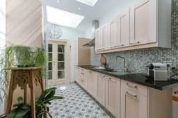 Bright 2BR retreat w/ Wifi & workspace - Image 2