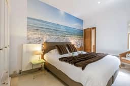 Bright 2BR retreat w/ Wifi & workspace - Image 3