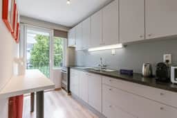 Cozy apartment w/ patio & workspace - Image 3