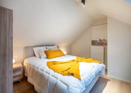 Central Ghent Studio w/ Workspace & Stylish - Image 3