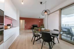 Comfortable retreat w/ patio & parking - Image 2