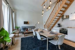 Historic apartment w/ kitchen - Image 2