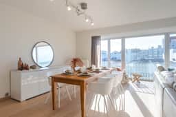 Modern apartment w/ sea view & balcony - Image 2